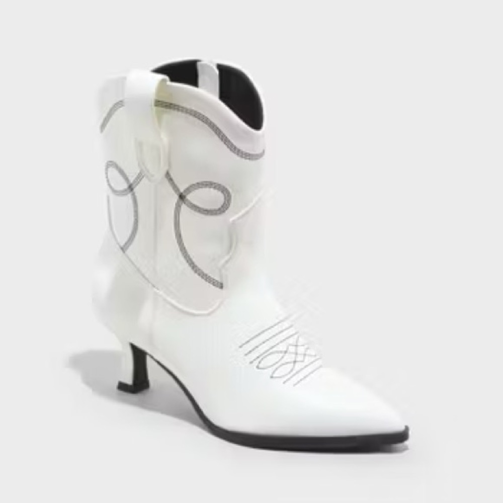 Universal Threads Women’s White Jenson Ankle Boot With Memory Foam